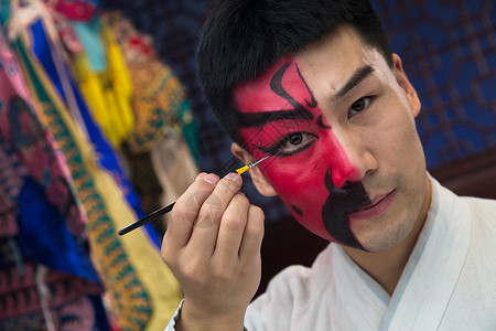 青年男人戏剧表演亚洲男京剧演员后台化妆图片