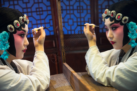 传统服装表演东亚女京剧演员后台化妆图片