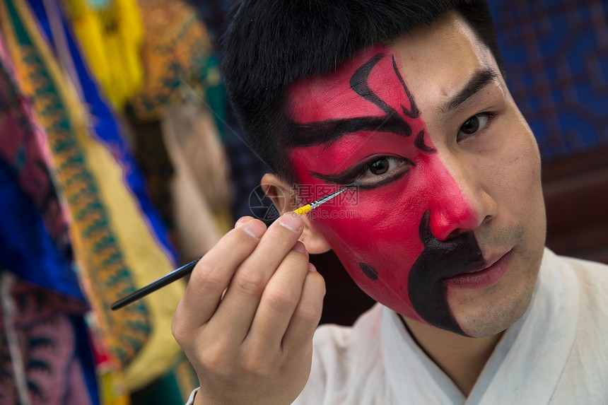 艺术东亚文化青年男人男京剧演员后台化妆图片
