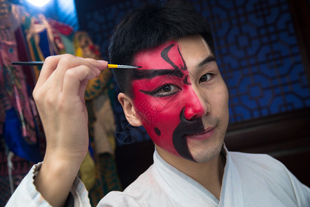 影棚拍摄艺术家传统服装男京剧演员后台化妆图片