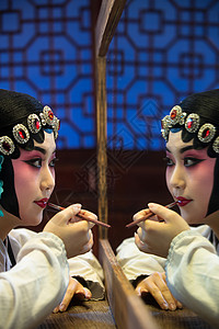 东亚文化头和肩膀专门技术女京剧演员后台化妆高清图片
