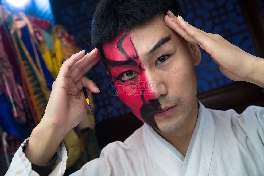 东方人头和肩膀水平构图男京剧演员后台化妆图片