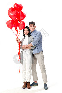 节日相伴站着浪漫情侣拿着心形气球图片