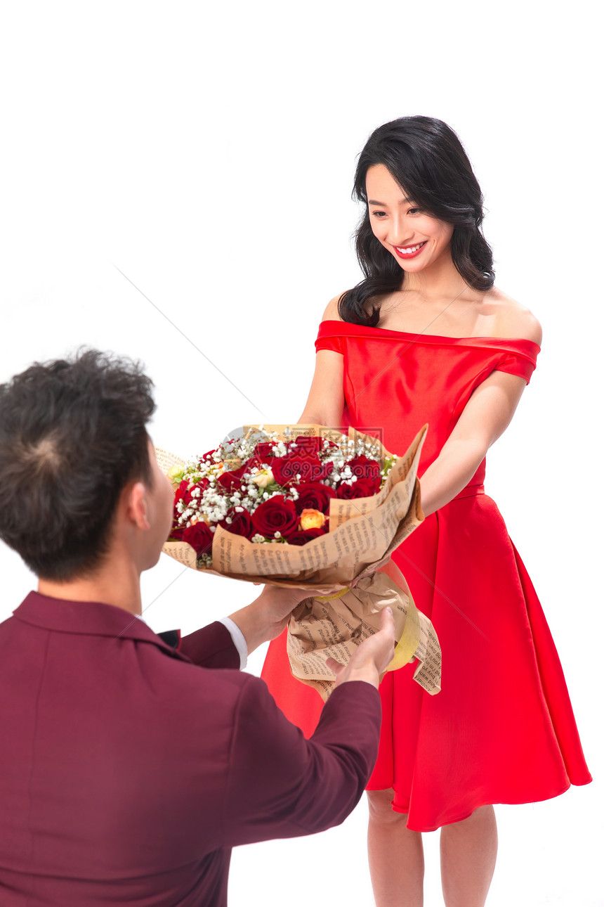 两个人愉悦大半身青年男人给女朋友送玫瑰花图片