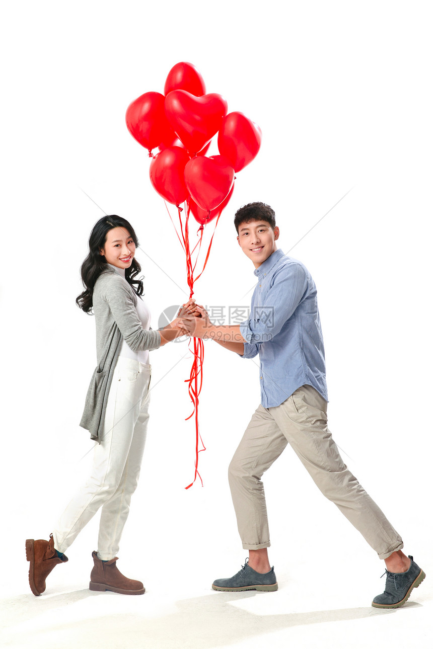 浪漫情侣拿着心形气球图片