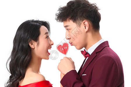 红色爱心气泡欢乐浪漫情侣拿着心形棒棒糖背景