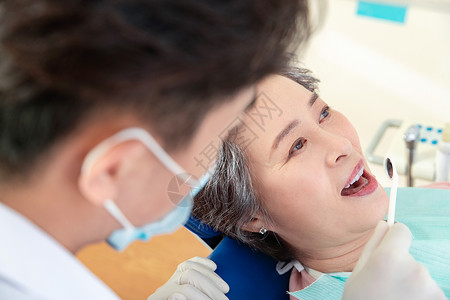 20多岁个人护理医生牙医给老年患者治疗图片