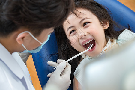 人牙科诊疗室4岁到5岁可爱的小女孩和牙科医生高清图片