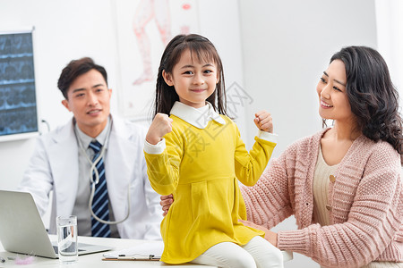 医生互联网年轻妈妈带着孩子看医生背景