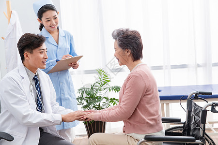 个人护理东方人技能医生和老年患者交谈图片