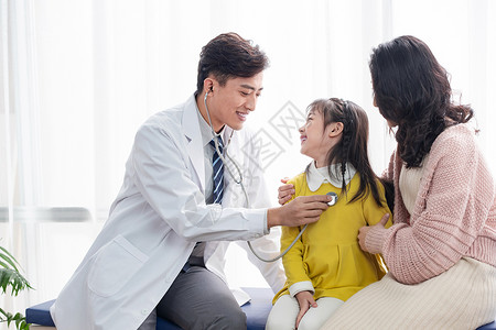 摄影服务微笑20多岁摄影年轻妈妈带着孩子看医生背景