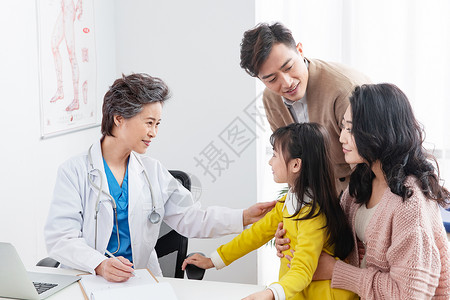青年女医生使用电脑门诊部女医生给患者检查身体背景