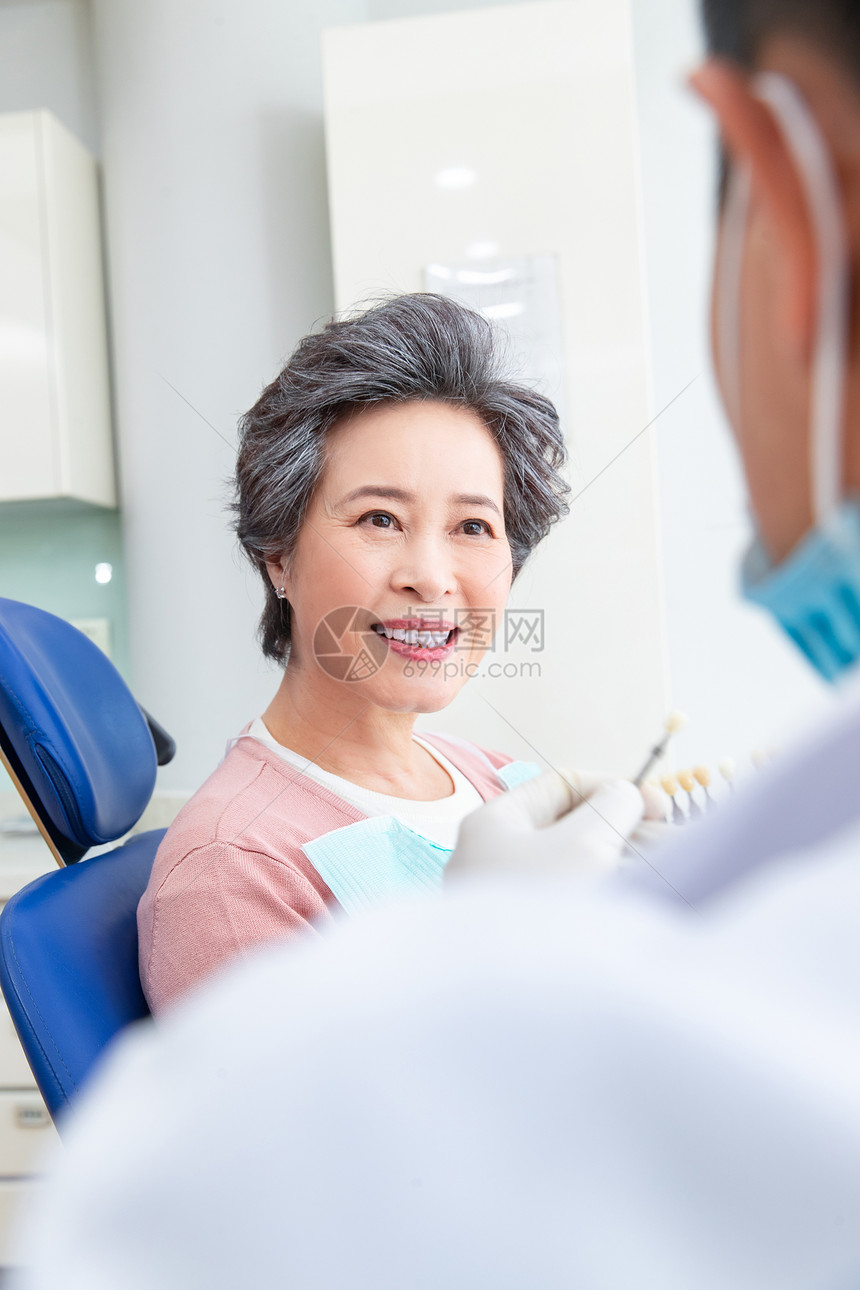 牙医给老年患者治疗图片