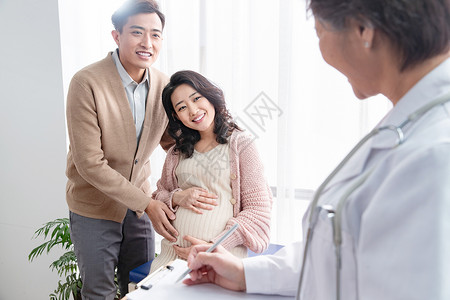照顾丈夫老年人腹部妇产科医生给孕妇检查身体背景