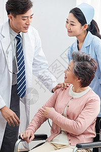 青年女人亚洲服务医生和老年患者交谈图片