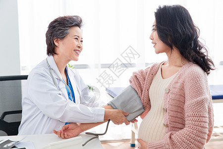 老年女人卫生权威医生给孕妇检查身体图片