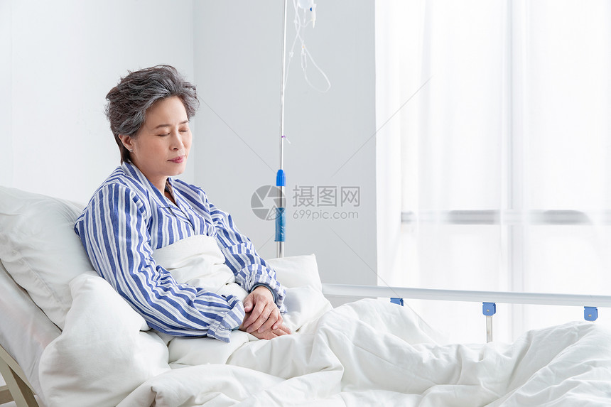 病号服悲哀病房老年患者坐在医院病床上图片