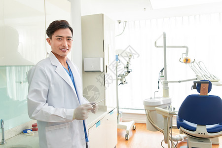 医药职业快乐牙科设备牙科医生在诊疗室图片