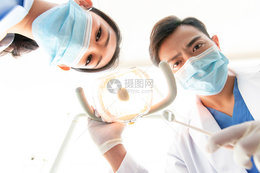健康生活方式25岁到29岁女人牙科医生在诊疗室图片
