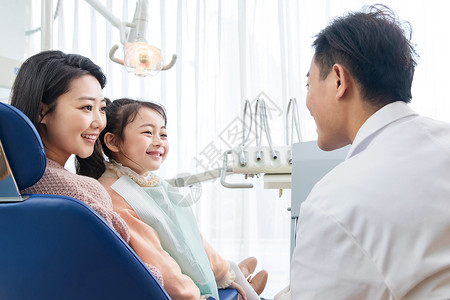 成年人医护服彩色图片年轻妈妈带着小女孩看牙医高清图片