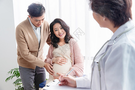 女人女医生青年夫妇医生给孕妇检查身体图片