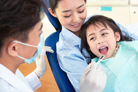 护士接待牙科医生给小女孩检查背景