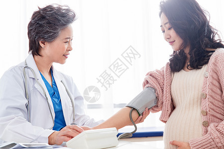 20到24岁老年人医护服医生给孕妇检查身体图片