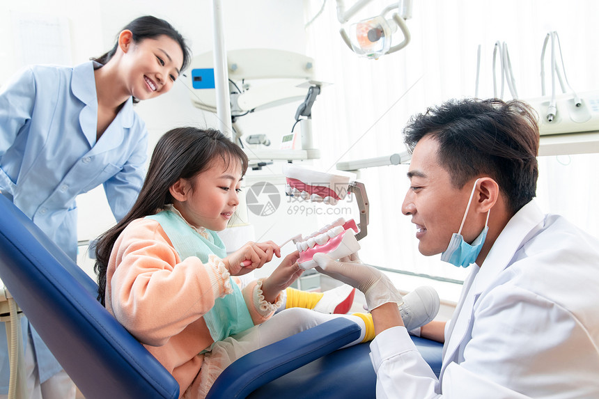 医院医疗器械牙科医生教小女孩刷牙图片