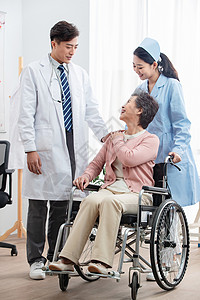 轮椅辅助器械健康生活方式医护服彩色图片医务工作者和老年患者交谈背景