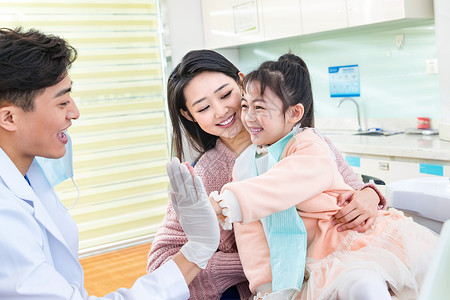 家庭医疗护理年轻妈妈带着小女孩看牙医背景