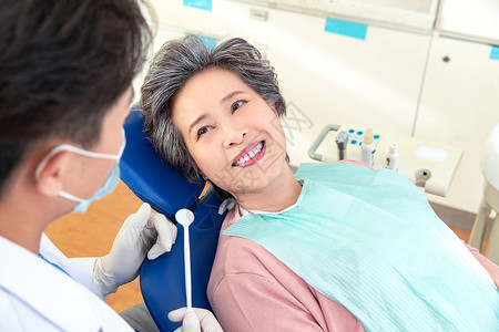 牙科医生给患者治疗高清图片