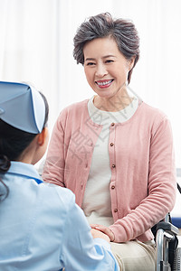 交谈的两个人彩色图片健康技能护士和老年人交谈背景