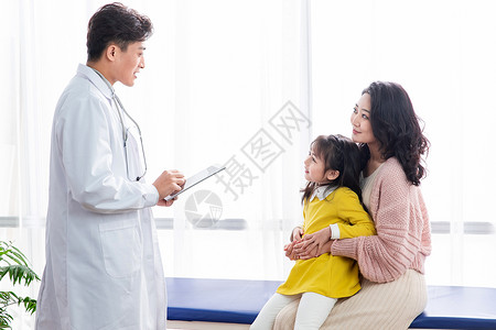 年轻妈妈带着孩子看医生图片