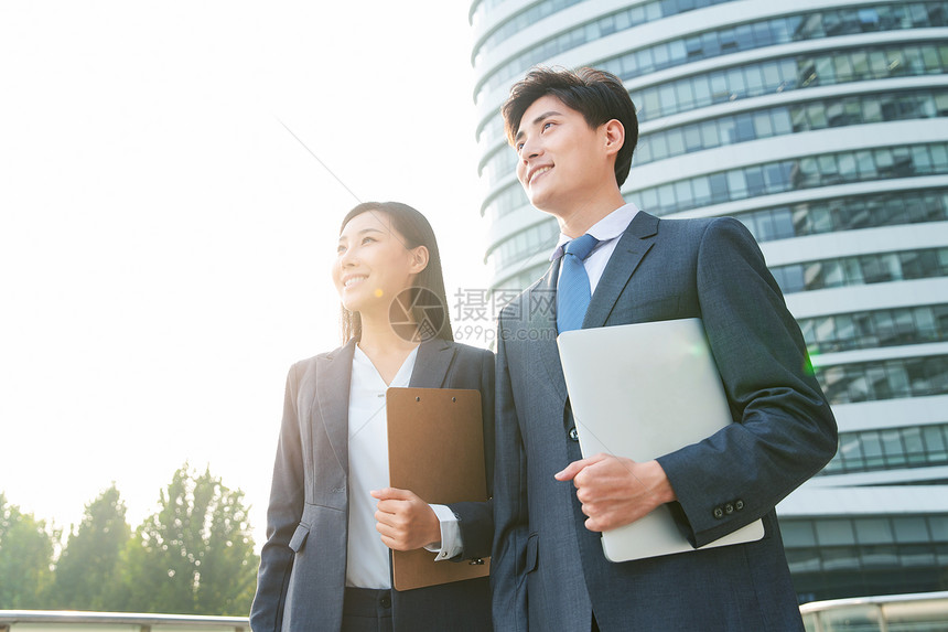 金融区女商人客户服务代表青年商务人士在户外看向远方图片