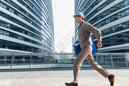 食品服务职业奔跑着送餐的年轻外卖员背景