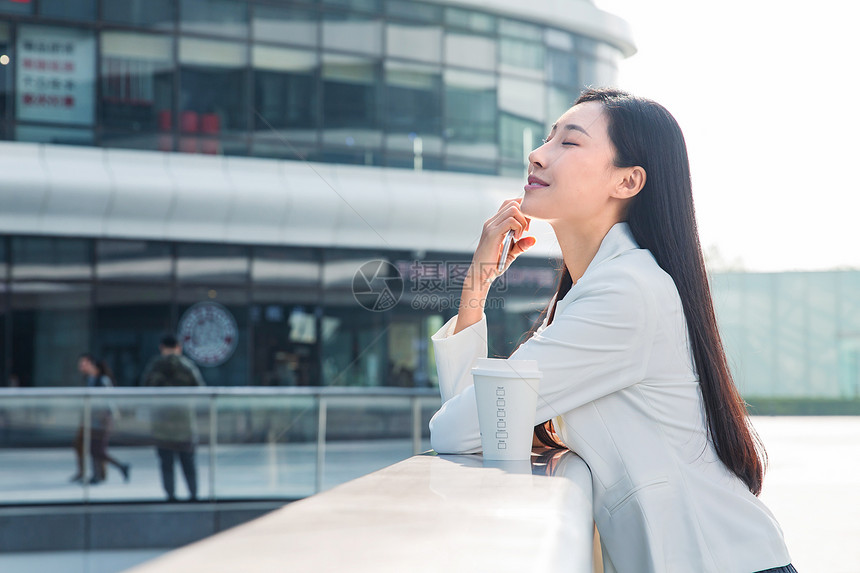 站在户外的商务女士图片