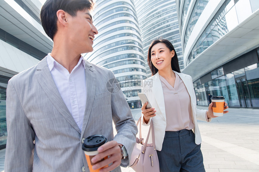 办公大楼上班路上的青年商务人士图片