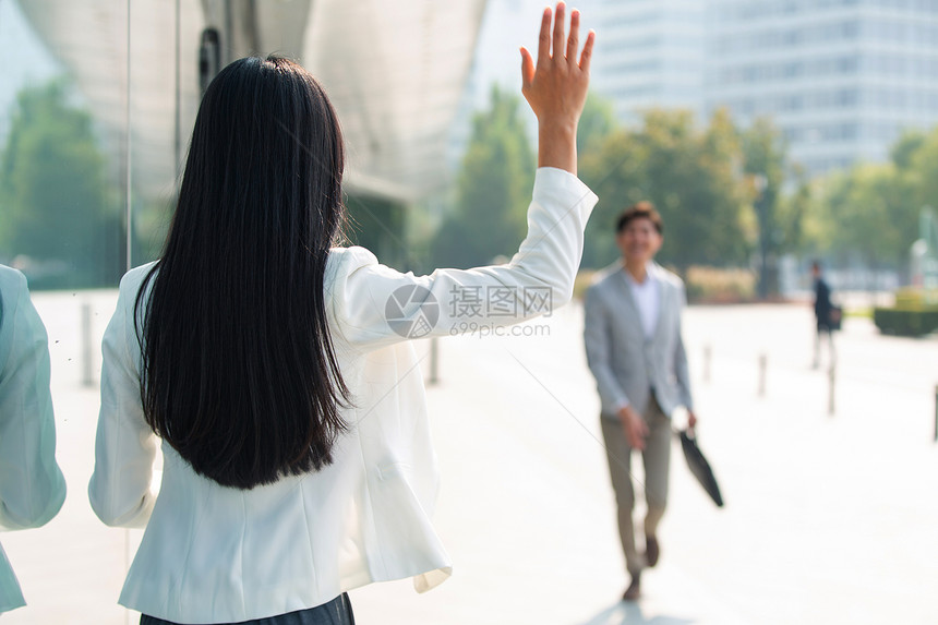 上班路上打招呼的青年商务人士图片