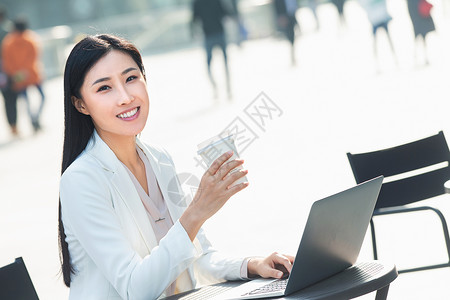 通勤者金融区白领青年商务女士在户外工作图片