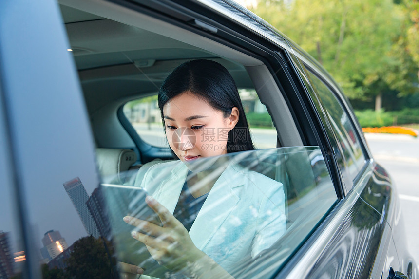 办公室职员奋斗职业年轻女人坐在汽车里图片