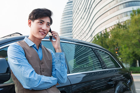 城市生活亚洲人上班族站在汽车旁的商务青年图片