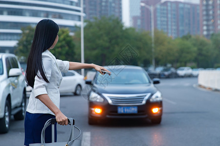 建筑交通方式汽车商务女士马路边打出租车高清图片
