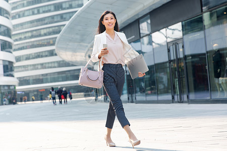 上下班青年女人白昼在外面步行的青年商务女人高清图片