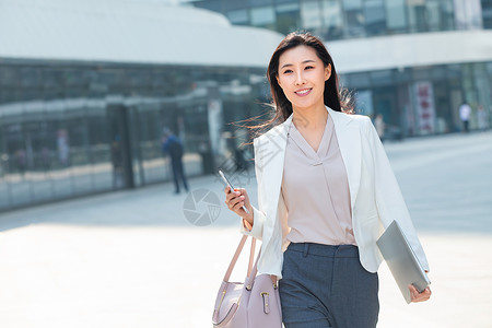 拍摄环境建筑女人在户外行走的商务女高清图片