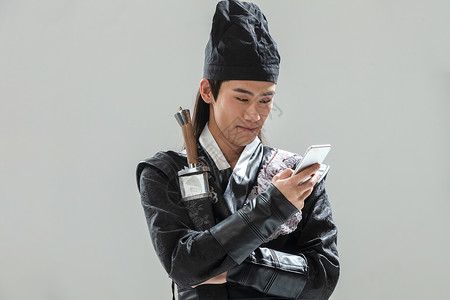 古代亚洲人表演古装男子拿着手机图片