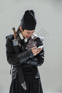 摄影古典式亚洲古装男子拿着手机图片