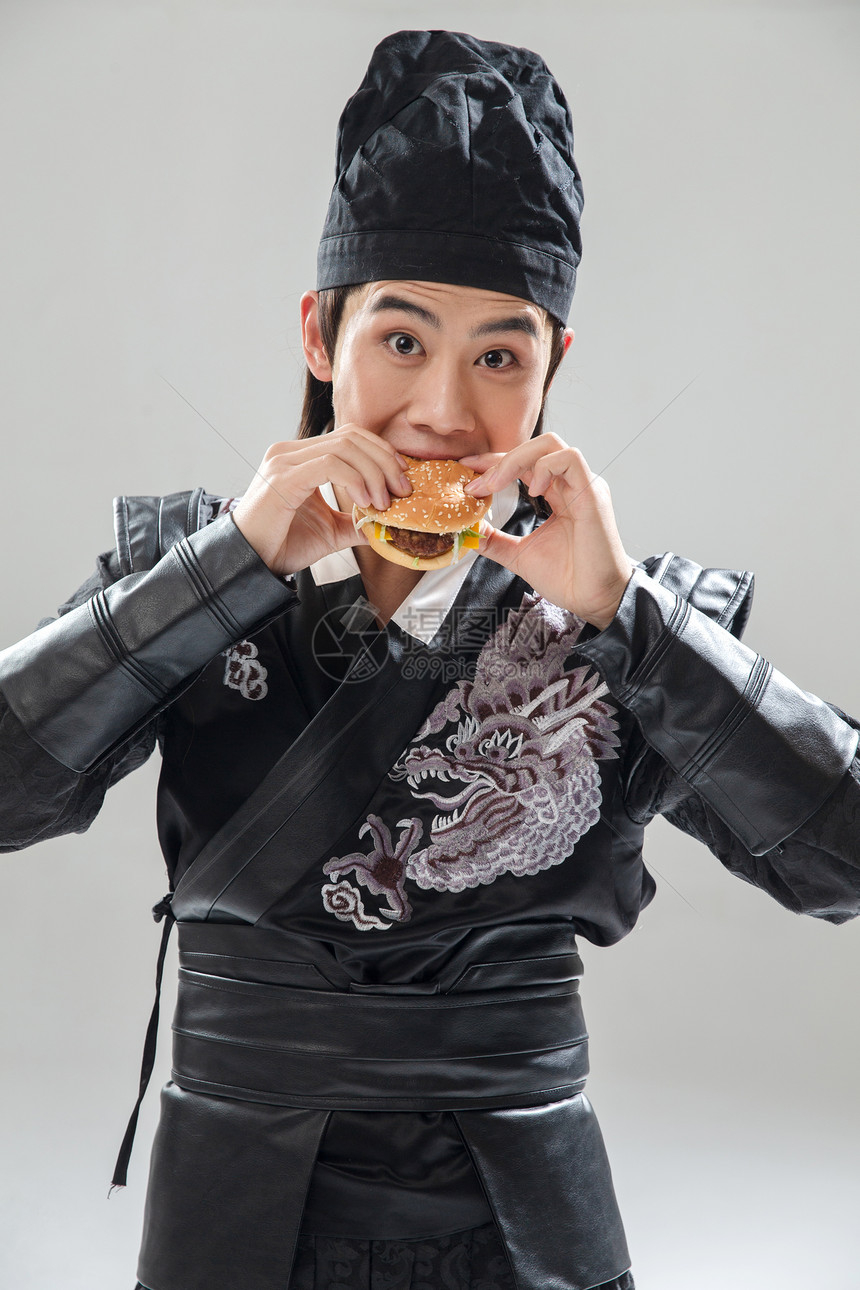传统文化造型表演者吃汉堡的青年男人图片