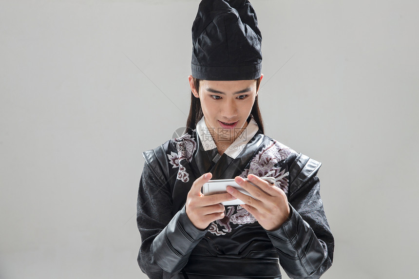 历史东方人互联网古装男子拿着手机图片