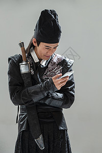 武士手机历史服装造型青年人古装男子拿着手机背景