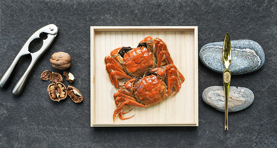 桌上的坚果和螃蟹高清图片